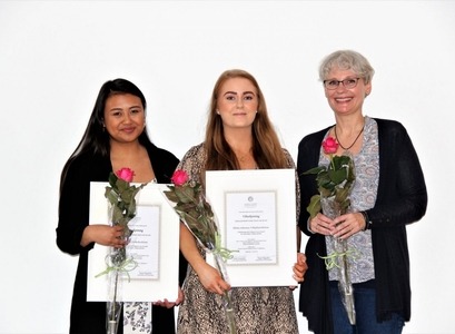 Verðlaunahafarnir Ólöf Sólrún Vilhjálmsdóttir og Sara Jane Friðriksdóttir ásamt öðrum leiðbeinanda sínum, Marianne E. Klinke, dósent við Hjúkrunarfræðideild. 