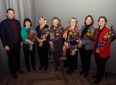 Ásmundur Einar Daðason mennta- og barnamálaráðherra ásamt styrkþegum: Jóhanna Thelma Einarsdóttir, Sigríður Ólafsdóttir, Freyja Hreinsdóttir, Anna Kristín Sigurðardóttir, Fríða Bjarney Jónsdóttir (f.h. Hermínu Gunnþórsdóttur) og Kolbrún Þorbjörg Pálsdóttir.