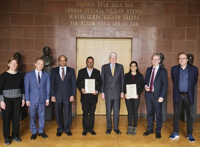 Styrkþegarnir Nidhiya Jose og Girjesh Dasaundhi, Ólafur Ragnar Grimsson, fyrrverandi forseti Íslands, Jón Atli Benediktsson rektor Háskóla Íslands, Balasubramanian Shyam, sendiherra Indlands á Íslandi, Guðfinna Aðalgeirsdóttir, prófessor í jöklafræði við Háskóla Íslands, Þorsteinn Þorsteinsson, jöklafræðingur við Veðurstofu Íslands, og Dagfinnur Sveinbjörnsson, sem veitir Nehru-Grimsson sjóðnum forstöðu.