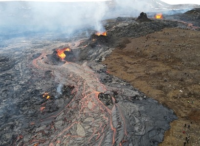 Gosstöðvar eldgossins í Fagradalsfjalli 2021. Hraun flæður út um nokkur gígop og áhugasamir ferðalangar fylgjast með. Photo: drone image by Alina V. Shevchenko and Edgar U. Zorn, GFZ Germany.